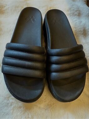 Cougar women's platform slide size 9 Black Padded Slide Sandals
